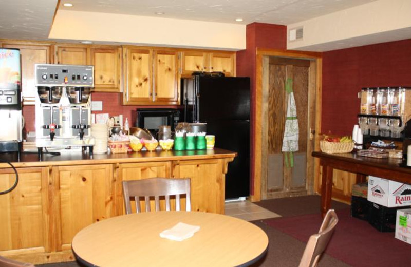 Dining room at Outback Roadhouse Inn.