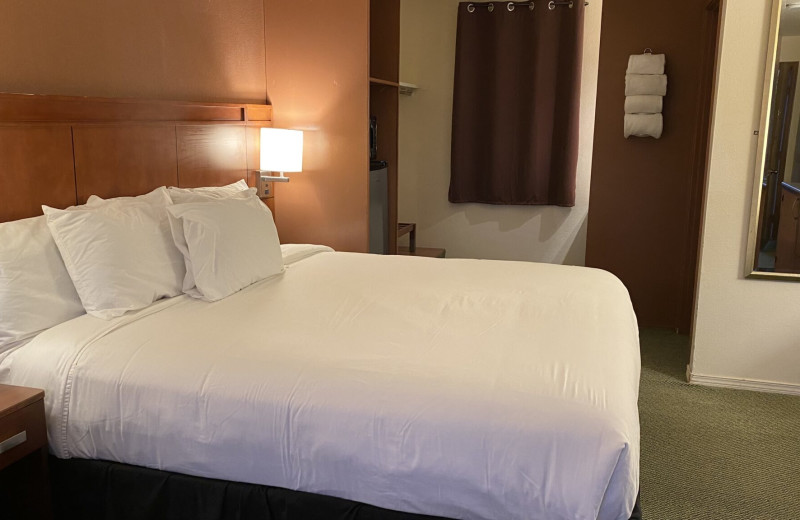 Guest room at Lakeshore Inn Water-Front Moses Lake.