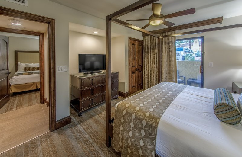 Guest bedroom at Holiday Inn Club Vacations Scottsdale Resort.
