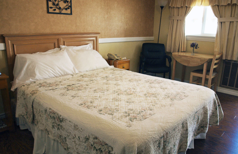 Guest room at Mackenzie's Cottages, Motel & Suites.