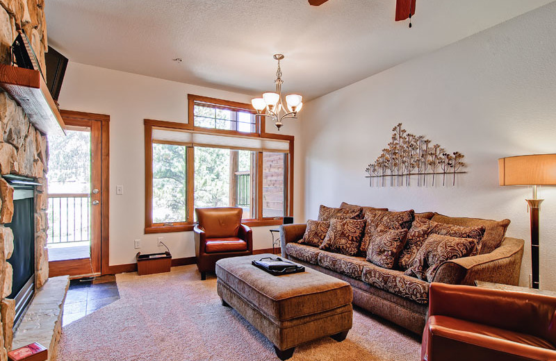 Guest living room at Black Canyon Inn.