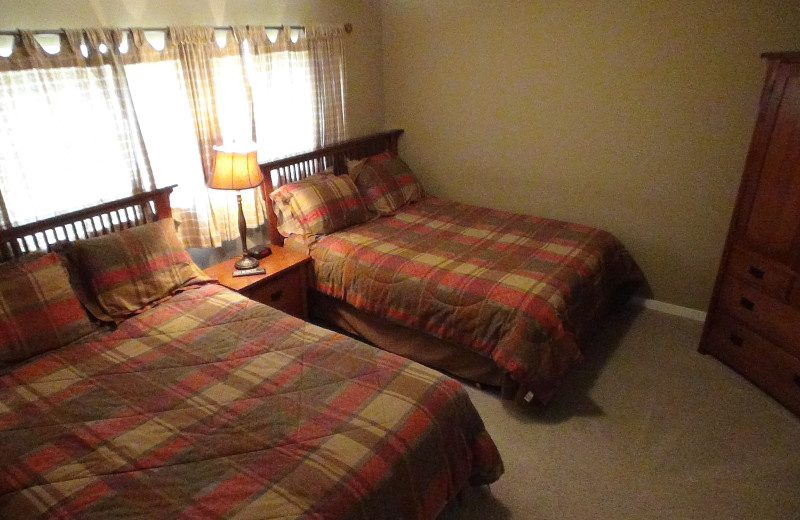 Cottage bedroom at A-Ga-Ming Golf Resort.