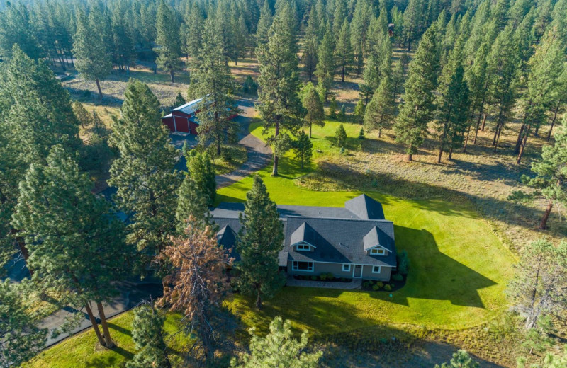 Rental exterior at Sisters Vacation Rentals.