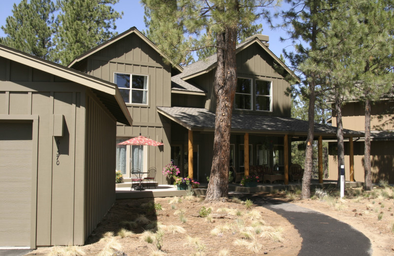 Exterior of the RiverWild Forest Homes at Mount Bachelor Village Resort.