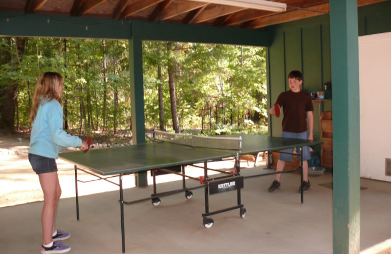 Ping pong table at Ripple Creek Cabins.