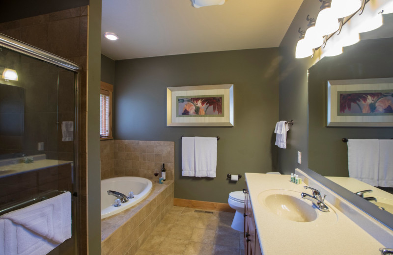 Guest bathroom at Ruttger's Bay Lake Lodge.