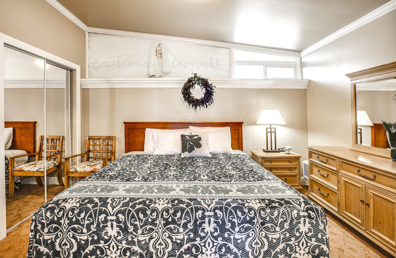 Guest bedroom at Beachwood Resort Condos.