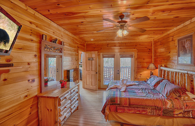 Cabin bedroom at SmokyMountains.com.