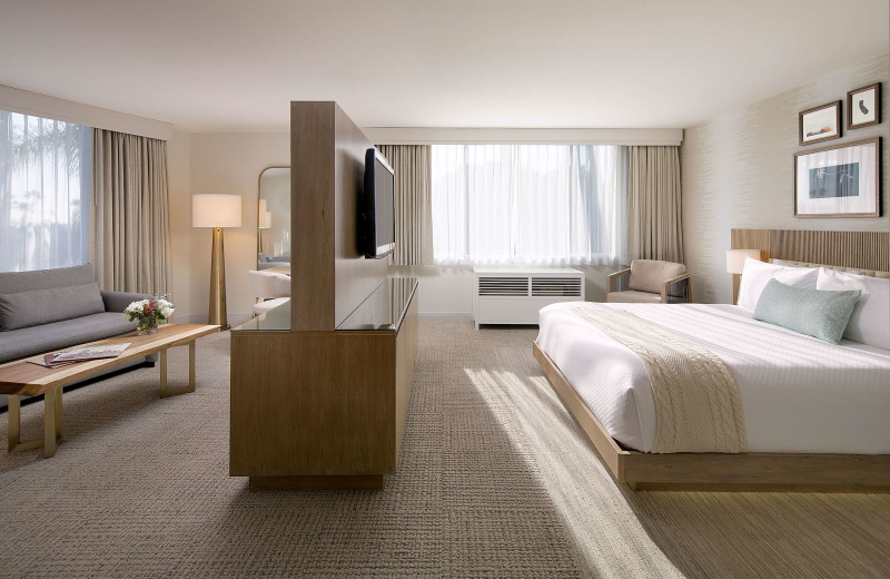 Guest room at The Belamar Hotel Manhattan Beach, Tapestry Collection by Hilton.