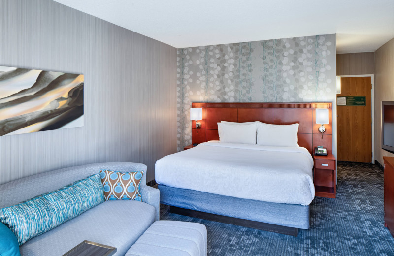 Guest room at Courtyard by Marriott Cincinnati Blue Ash.