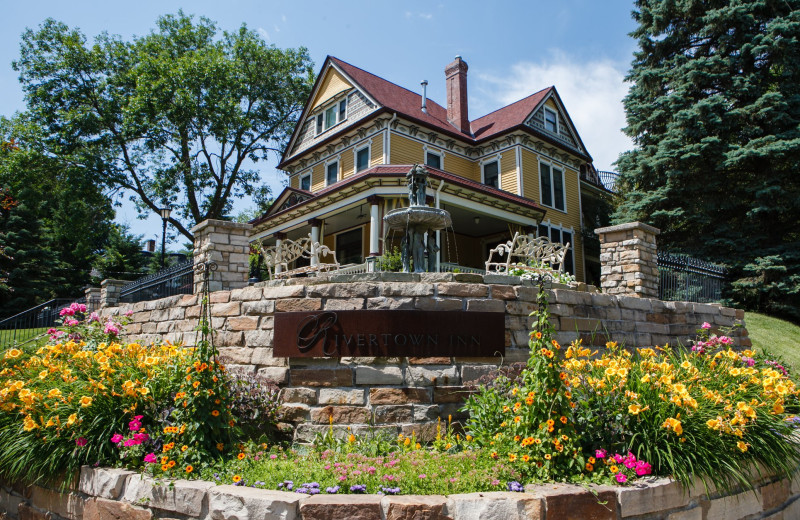 Exterior view of Rivertown Inn Bed 