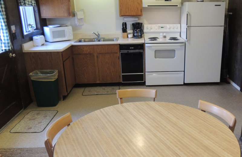 Timber Glen kitchen and dining area at Tribesman Resort.