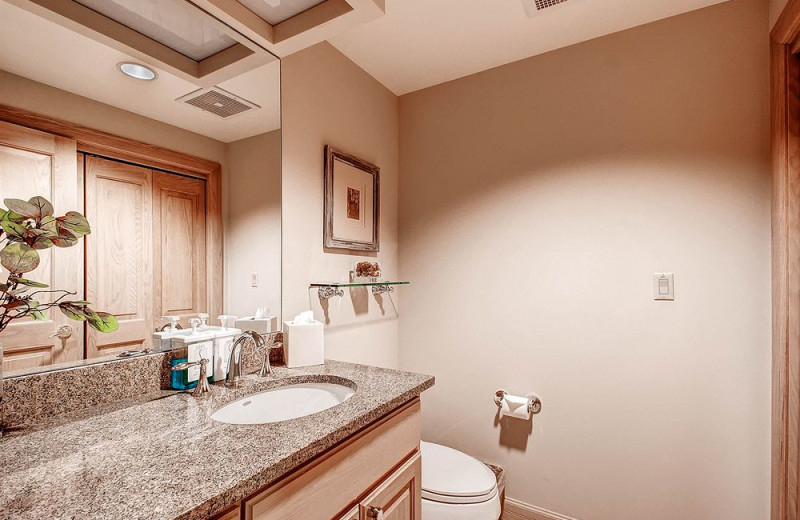 Guest bathroom at The Galatyn Lodge.