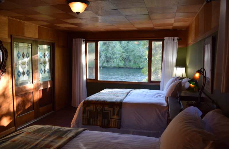 Guest room at Mc Kenzie River Inn B 