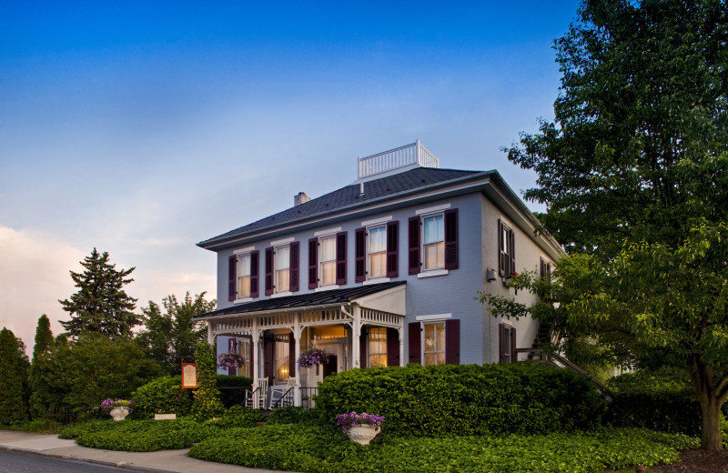 Exterior view of Artist's Inn 