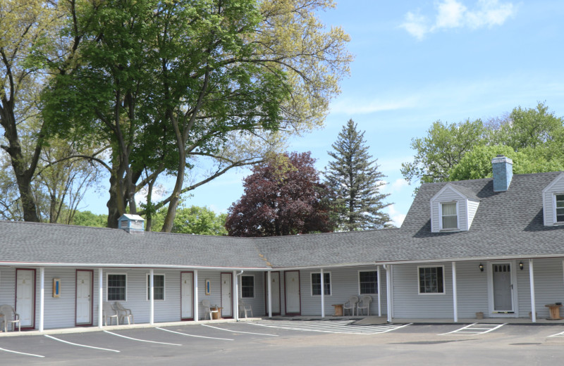 Exterior view of Seneca Clipper Inn.