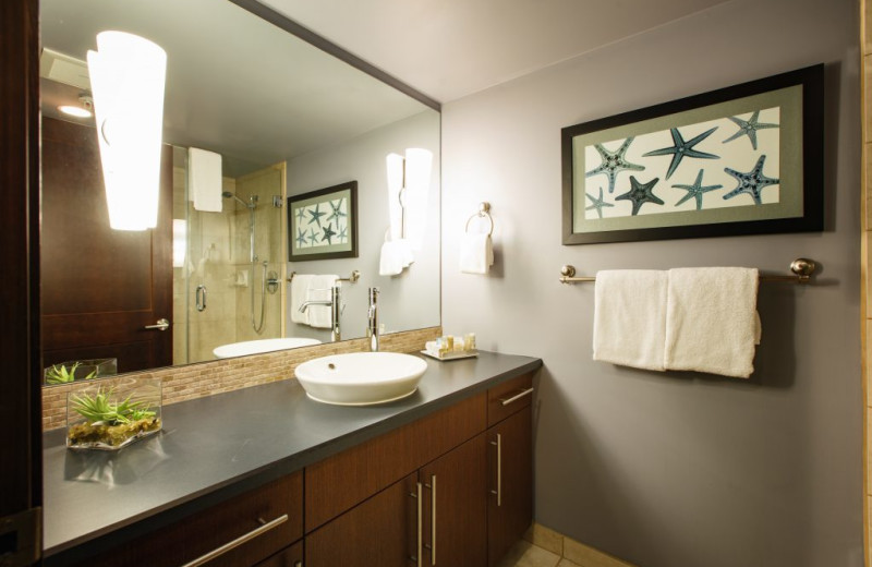 Guest bathroom at Sunrise Ridge Waterfront Resort.