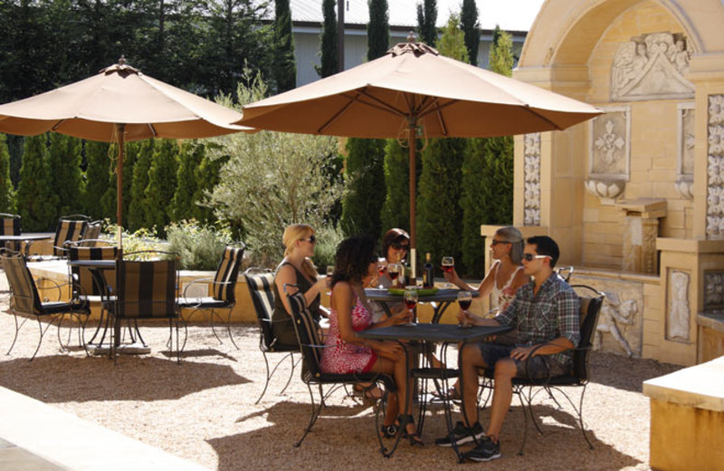 Outdoor dining at Best Western Dry Creek Inn Hotel.