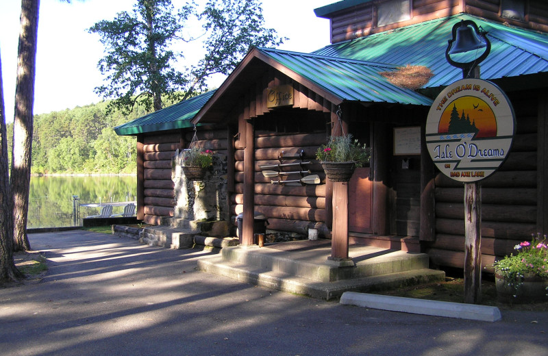 Outside view of the lodge at Isle O' Dreams Lodge.