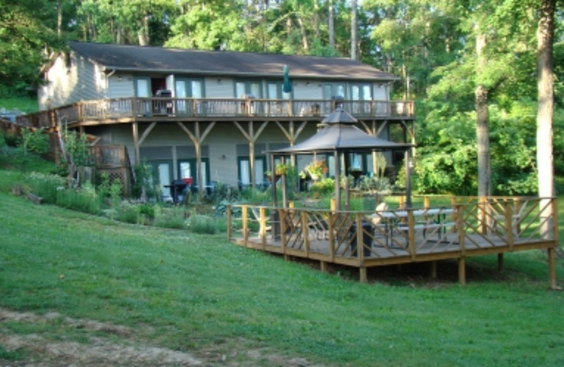 Exterior view of Eddy Bay Resort Lodging.
