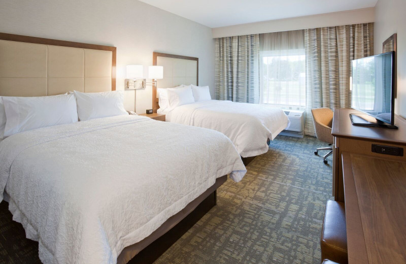 Guest bedroom at Spicer Green Lake Resort.