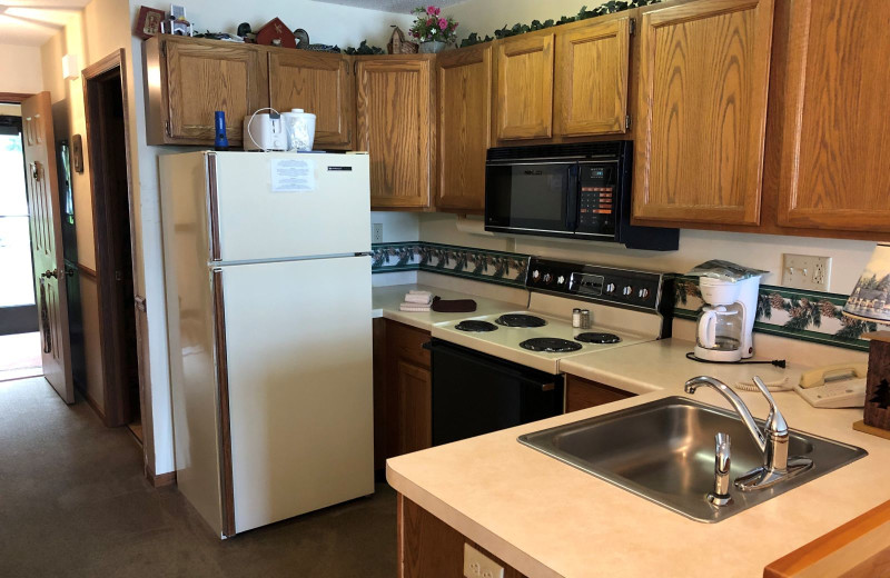 Guest kitchen at The Beacons of Minocqua.
