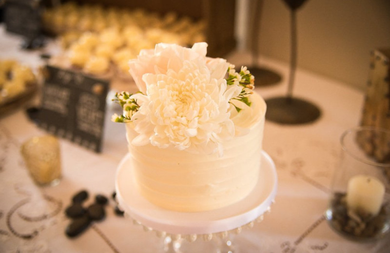 Wedding cake at Powers Creek Retreat.