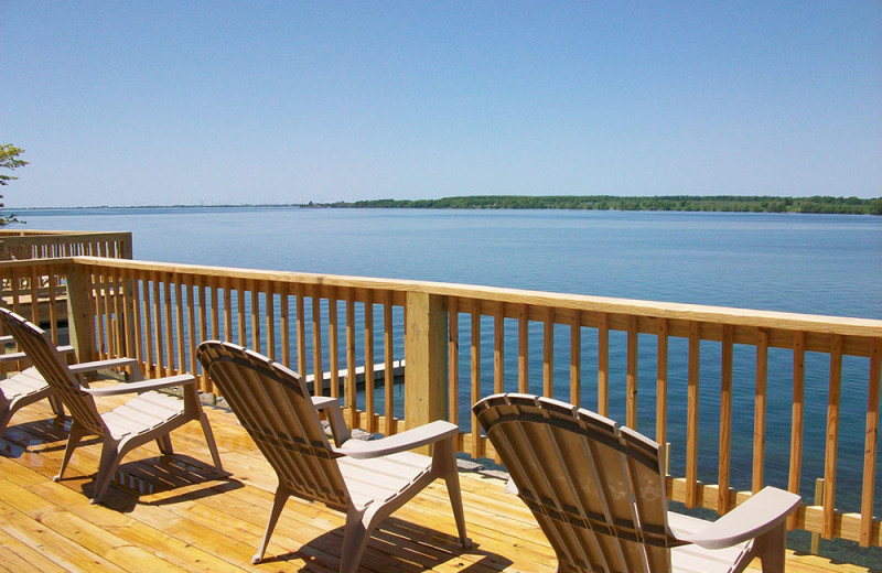 Deck at Angel Rock Waterfront Cottages.