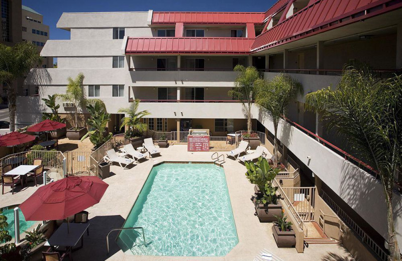 Exterior view of Sommerset Suites Hotel.