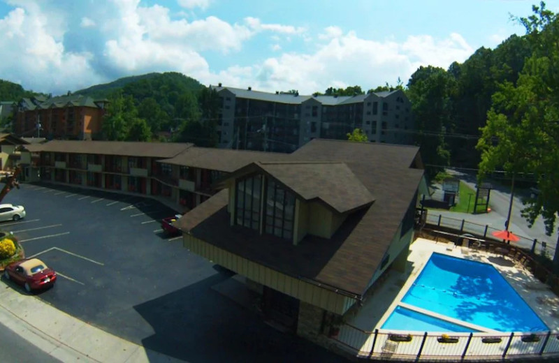 Exterior view of Mountain House Inn Downtown.