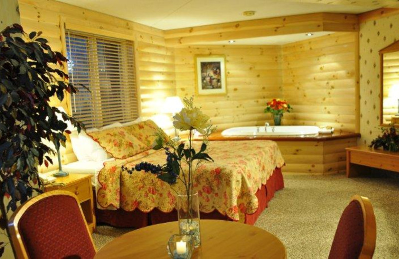 Hot tub guest room at Sawmill Creek Resort.