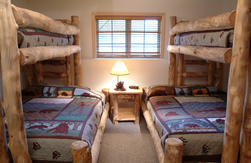 Guest bunk beds at Grizzly Jacks Grand Bear Resort.