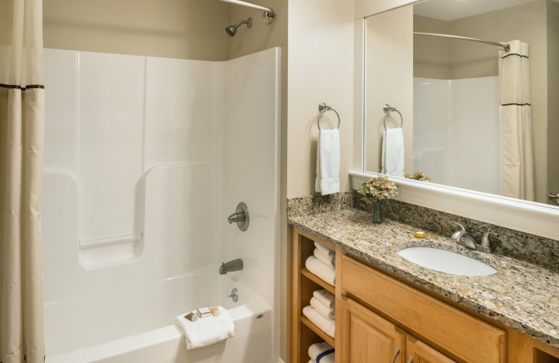 Guest bathroom at Steele Hill Resorts.