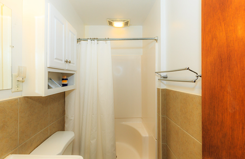 Cabin bathroom at Kon Tiki Resort.