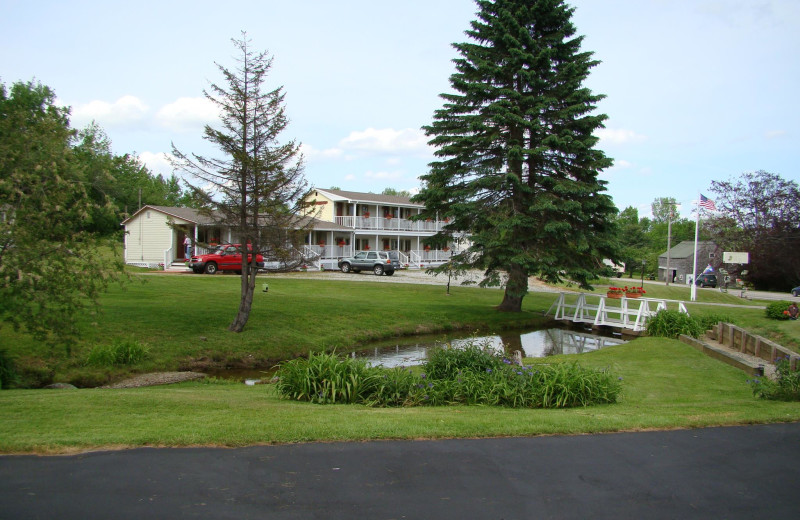 Motel exterior at Bay Leaf Cottages & Bistro.