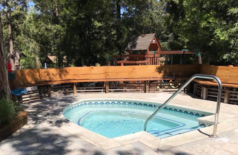 Hot tub at Arrowhead Pine Rose Cabins.