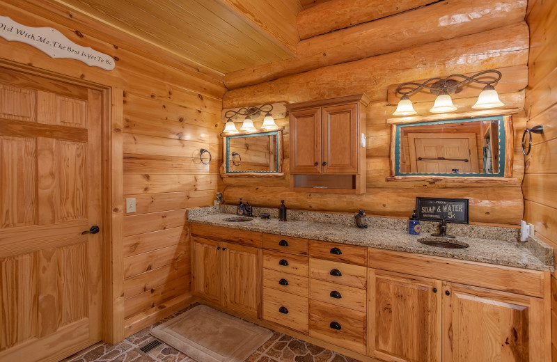 Bathroom at American Patriot Getaways - Great View Lodge.