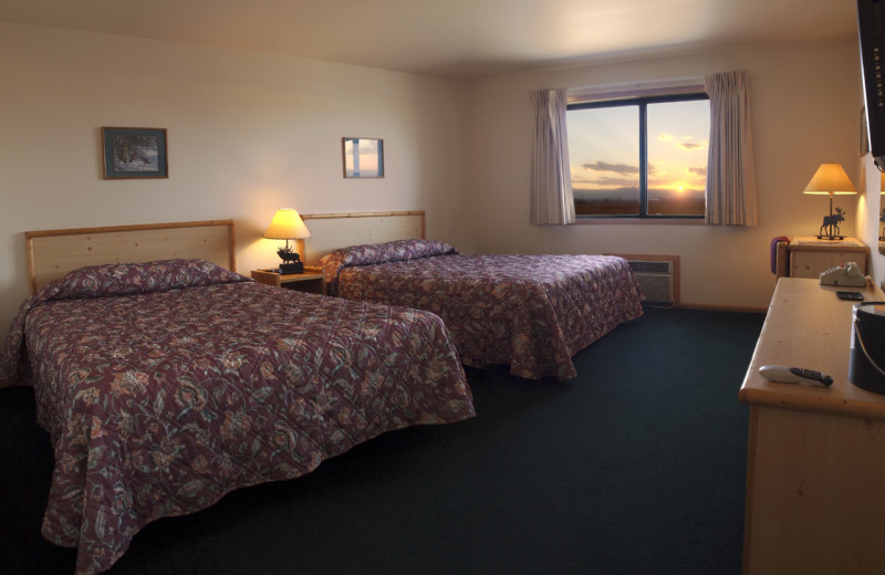 Two bed guest room at Ninepipes Lodge.