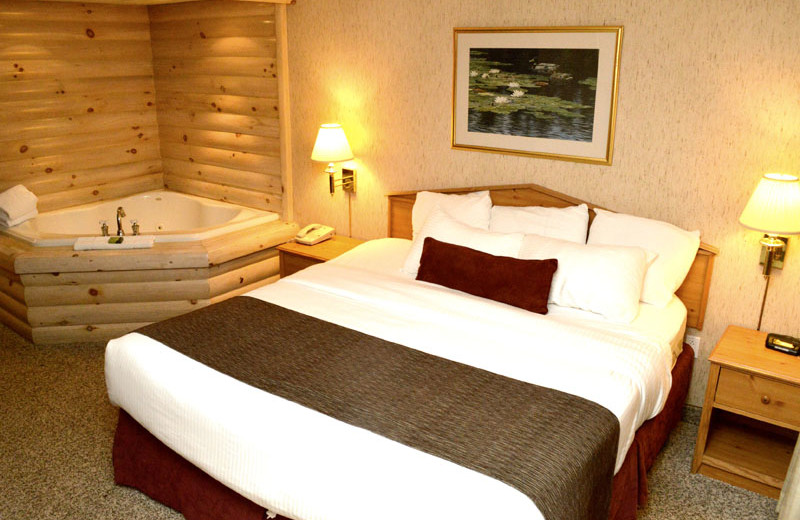 Hot tub guest room at Sawmill Creek Resort.