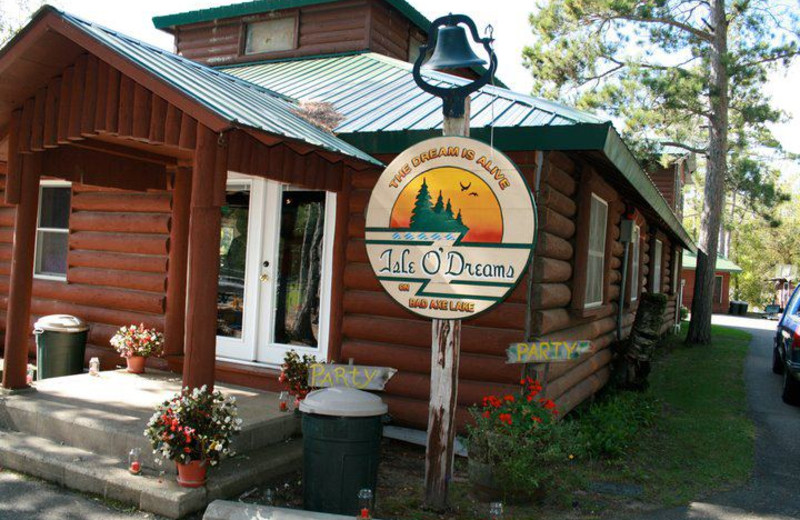 Exterior view of lodge at Isle O' Dreams Lodge.