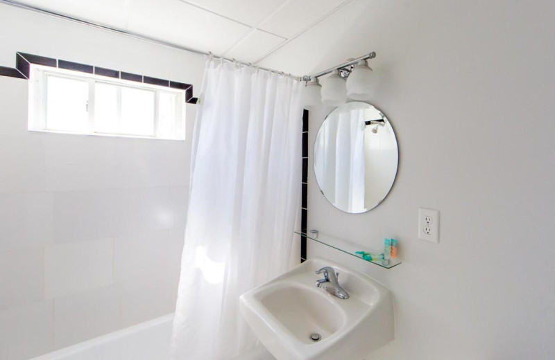 Guest bathroom at The South Winds.