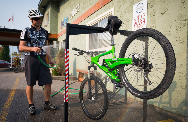 Mountain bike washing station at Red Tree Lodge.