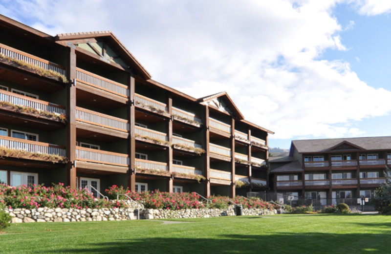 Exterior view of buildings at Lakeside Lodge & Suites.