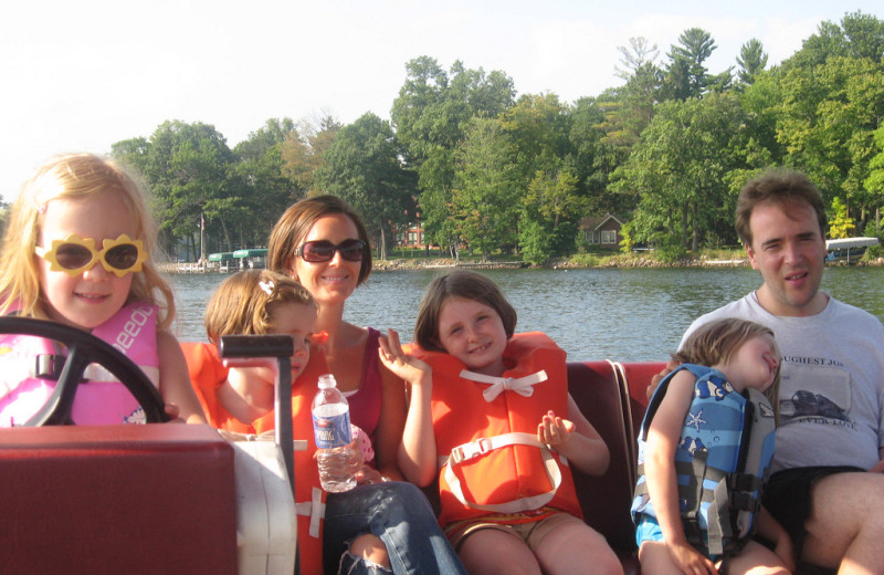 Family boating at Woodland Beach Resort.