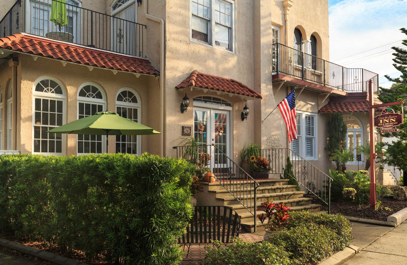 Exterior view of Casa De Suenos Bed and Breakfast.