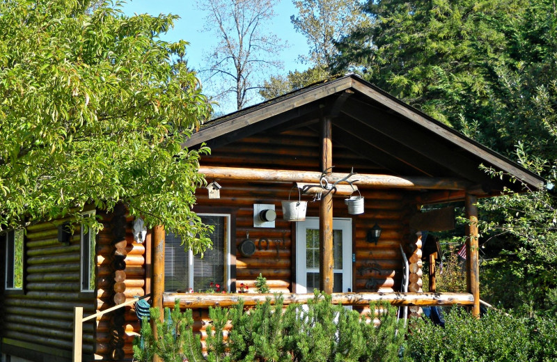 Cabin exterior at Ovenell's Heritage Inn.