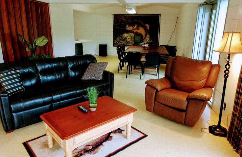 Retreat living room at Lynnhurst Family Resort.