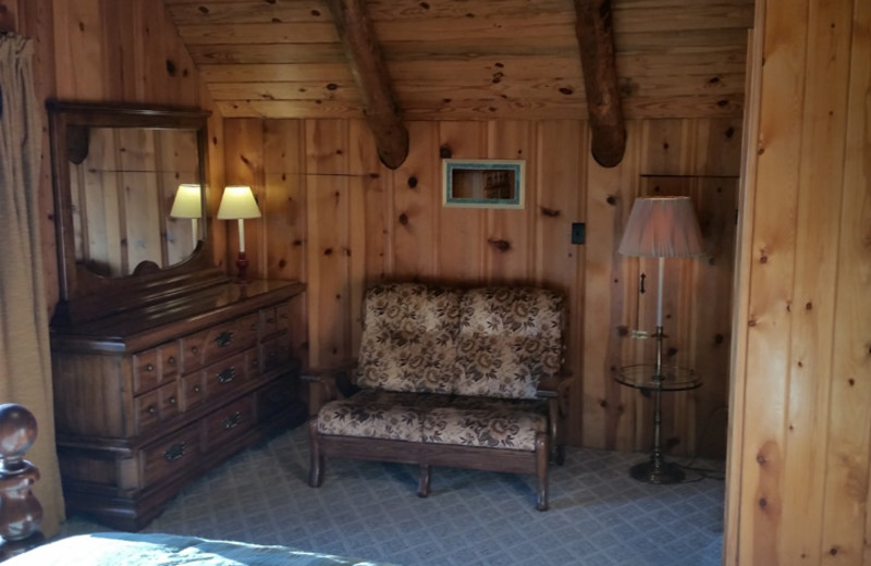 Rental bedroom at Dale Hollow Cabins.