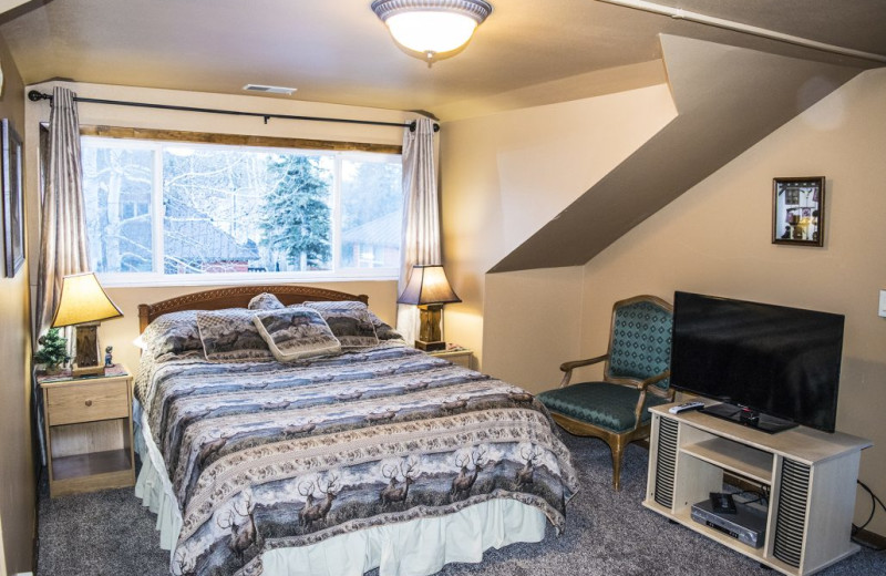 Bedroom at Alpine Forest Lodge.