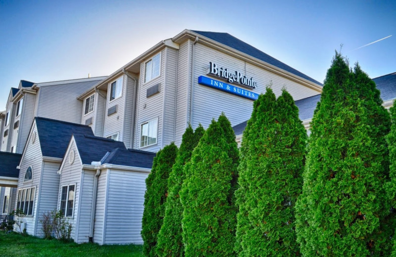 Exterior view of BridgePointe Inn & Suites.